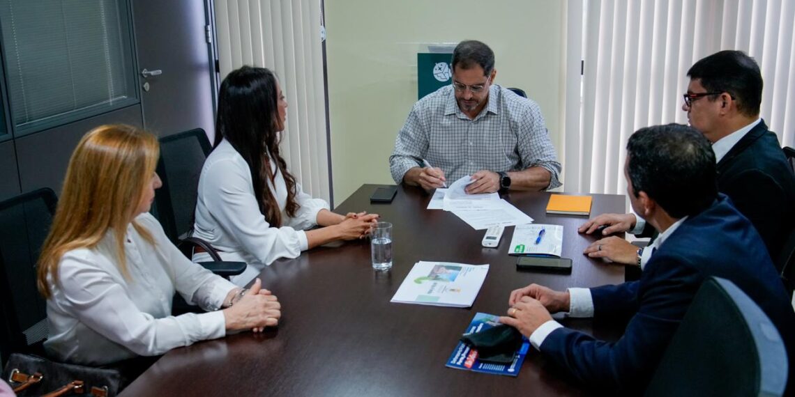 DPE-AM e Procon Manaus fecham parceria para renegociar dívidas de superendividados