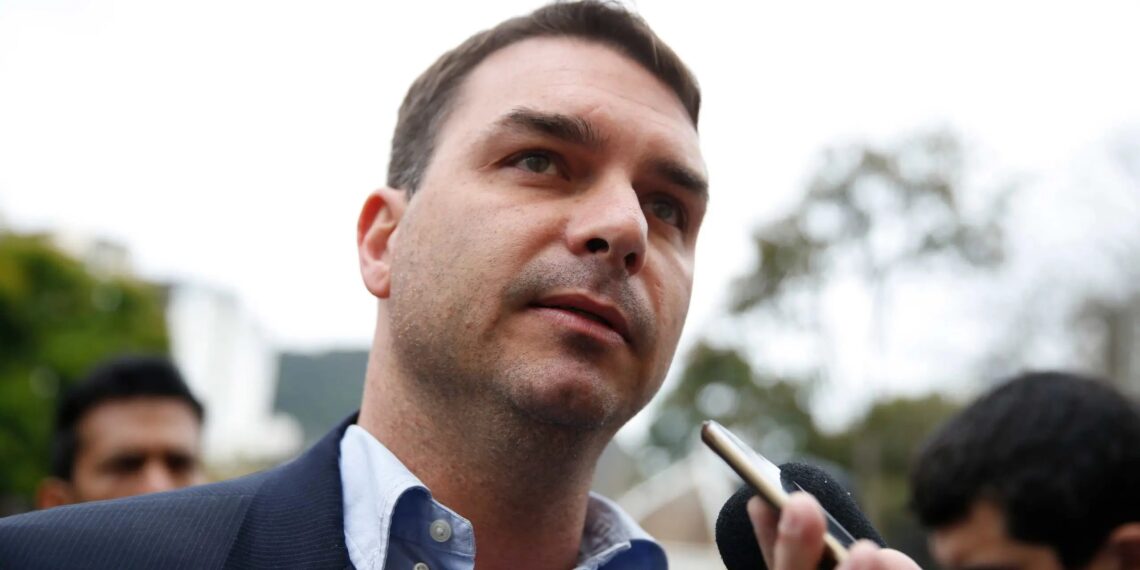 Flávio Bolsonaro viaja a Israel para evento contra antissemitismo