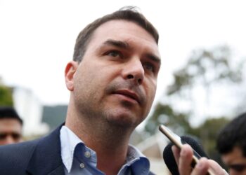 Flávio Bolsonaro viaja a Israel para evento contra antissemitismo