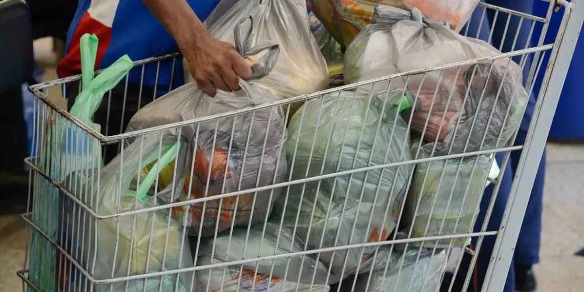 Preço da cesta básica cai em todas as capitais no último semestre de 2025