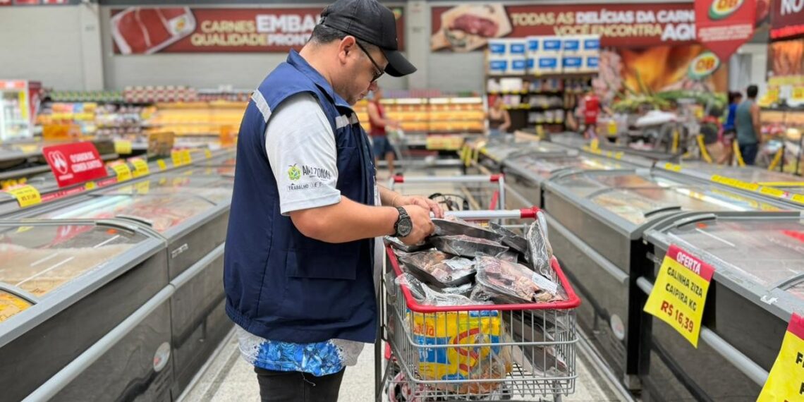 Procon-AM apreende mais de 80 kg de alimentos impróprios em supermercado de Manaus