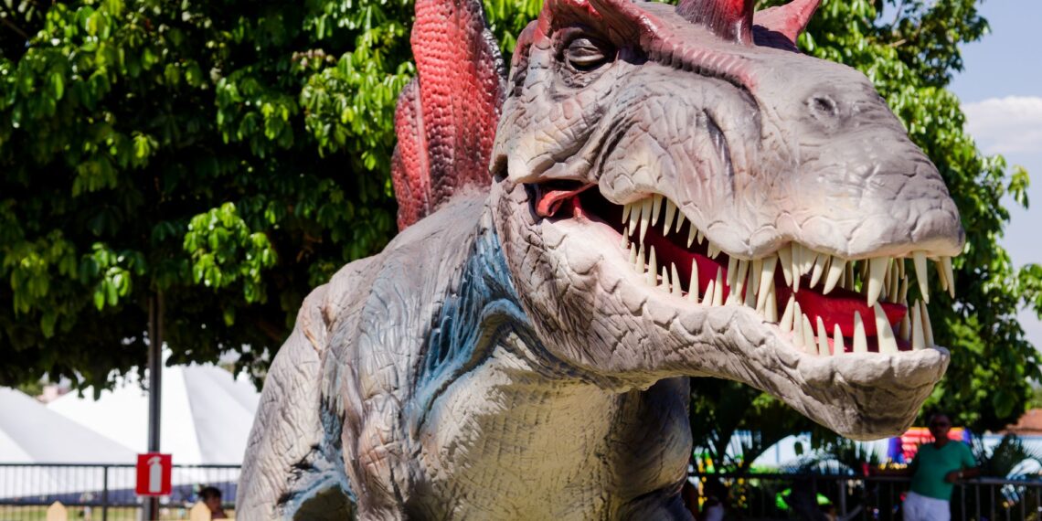 Dinossauros gigantes invadem o Shopping Ponta Negra com exposição gratuita em Manaus