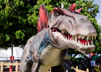 Dinossauros gigantes invadem o Shopping Ponta Negra com exposição gratuita em Manaus