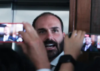 PF determina retorno imediato de Eduardo Bolsonaro ao cargo de policial federal