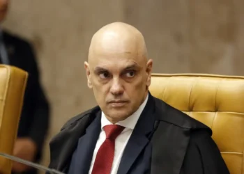Moraes autoriza visitas permanentes de filhos a Bolsonaro na prisão da PF