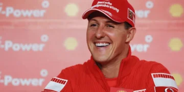 Michael Schumacher não está mais acamado, afirma jornal inglês Daily Mail