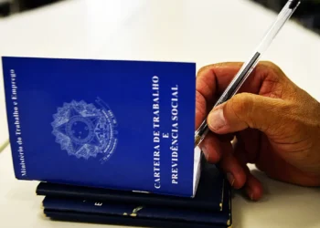 Brasil bate recorde histórico de emprego, mas Amazonas ainda sofre com alta informalidade e baixos salários