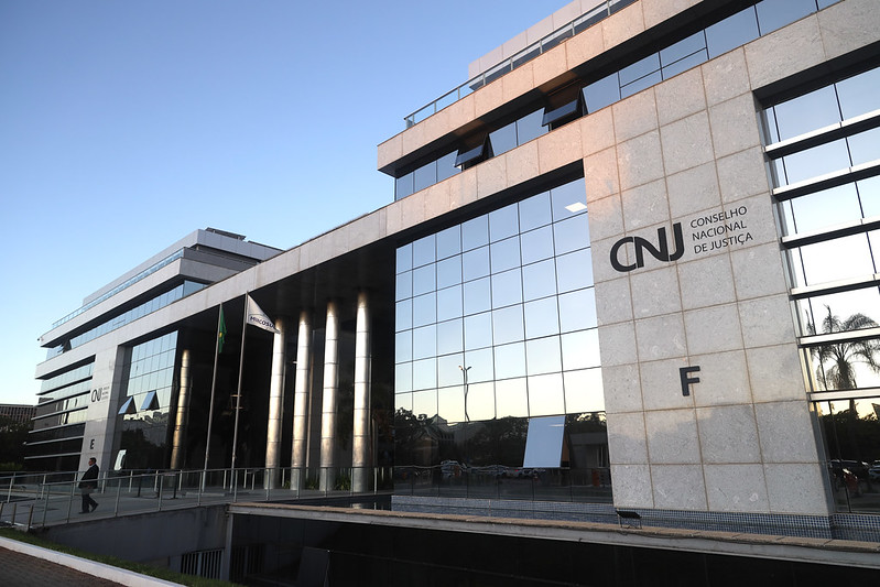 Com custo de R$ 60 milhões por ano, aposentadoria compulsória de magistrados sofre duras críticas