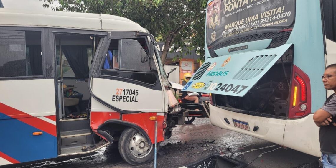Acidente entre micro-ônibus e coletivo deixa feridos e passageiros presos em ferragens na zona Norte