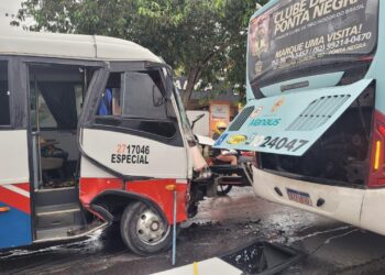 Acidente entre micro-ônibus e coletivo deixa feridos e passageiros presos em ferragens na zona Norte