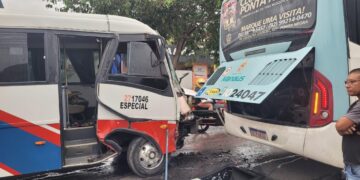 Acidente entre micro-ônibus e coletivo deixa feridos e passageiros presos em ferragens na zona Norte