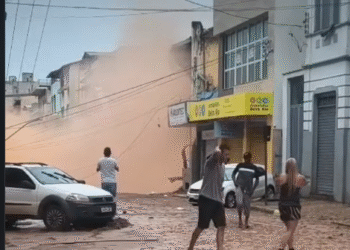 Chuvas deixam 48 mortos e Juiz de Fora entra em alerta vermelho