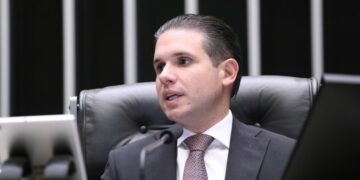 Concursos e salários: Tudo sobre o projeto aprovado que cria 16 mil vagas no MEC e bônus na Receita