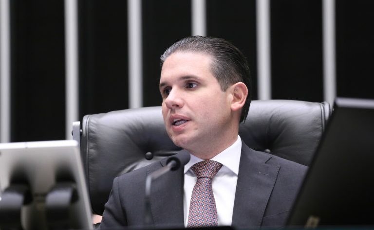 Concursos e salários: Tudo sobre o projeto aprovado que cria 16 mil vagas no MEC e bônus na Receita