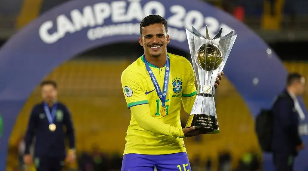 Alex Sandro é cortado e joia do Cruzeiro assume vaga na lateral da Seleção