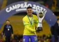 Alex Sandro é cortado e joia do Cruzeiro assume vaga na lateral da Seleção