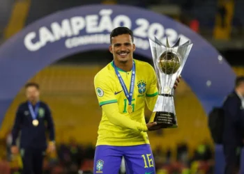 Alex Sandro é cortado e joia do Cruzeiro assume vaga na lateral da Seleção