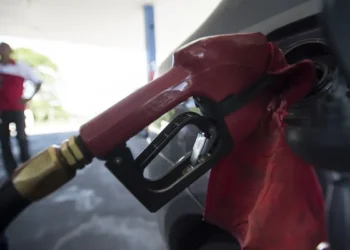 Governo zera alíquota de PIS e Cofins do diesel importado para conter alta de preços