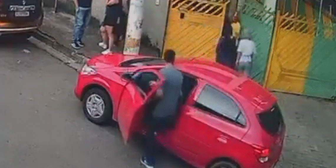 Funcionário de escola persegue criminoso e salva bebê de 2 meses levado durante roubo de carro