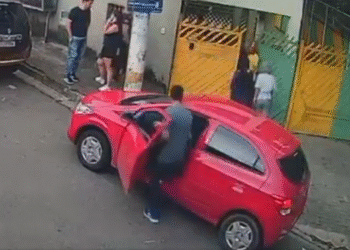 Funcionário de escola persegue criminoso e salva bebê de 2 meses levado durante roubo de carro