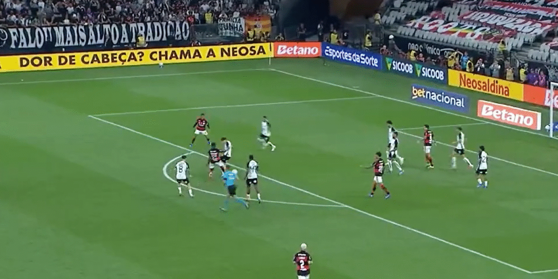 Áudio do VAR revela que árbitro ignorou recomendação e expulsou flamenguista contra o Corinthians