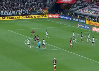 Áudio do VAR revela que árbitro ignorou recomendação e expulsou flamenguista contra o Corinthians