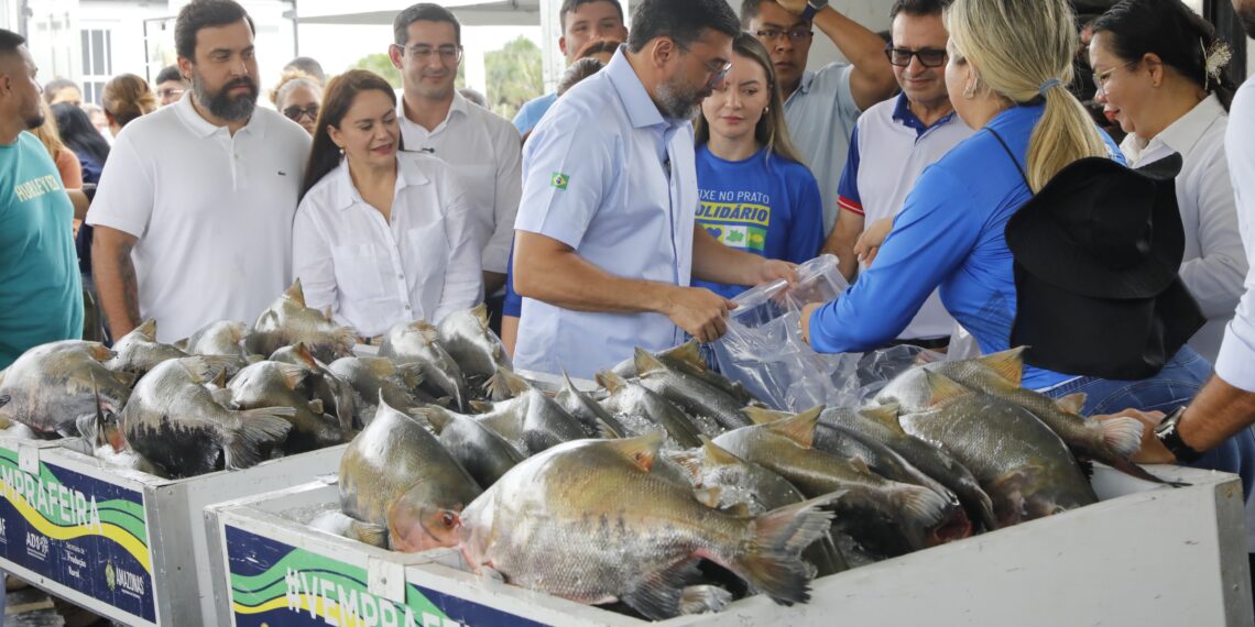 Wilson Lima abre entrega de 470 toneladas de peixe para 600 instituições no Amazonas
