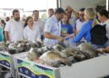 Wilson Lima abre entrega de 470 toneladas de peixe para 600 instituições no Amazonas