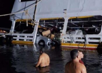 Ferry Boat colide com pedras e naufraga parcialmente em viagem para São Gabriel da Cachoeira