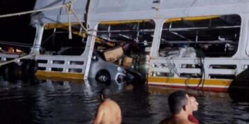Ferry Boat colide com pedras e naufraga parcialmente em viagem para São Gabriel da Cachoeira