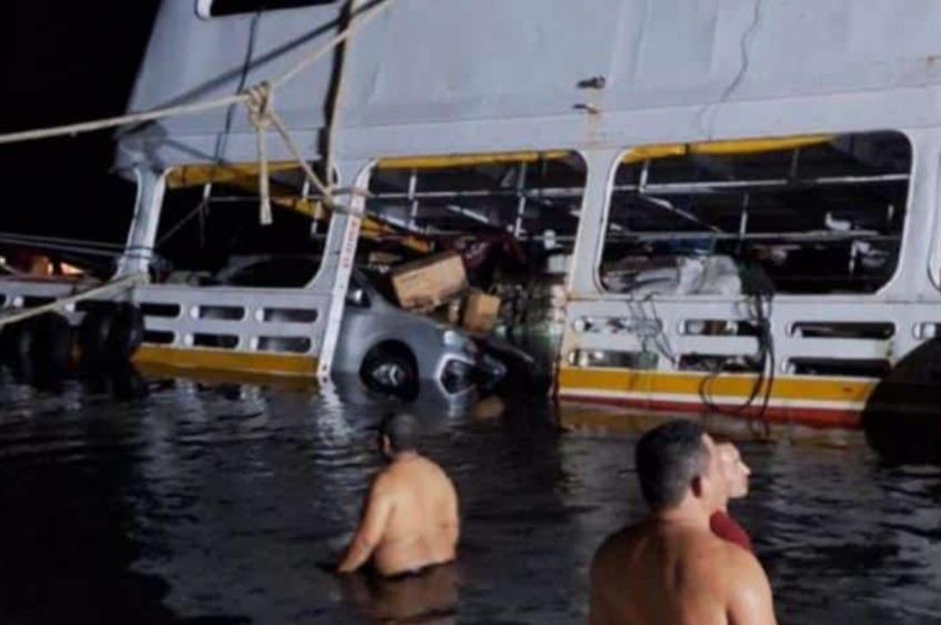 Ferry Boat colide com pedras e naufraga parcialmente em viagem para São Gabriel da Cachoeira