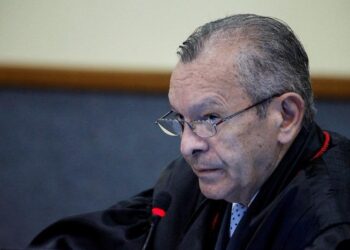 Desembargador aposentado Rafael Romano se entrega à polícia para cumprir 47 anos de prisão por estupro de neta