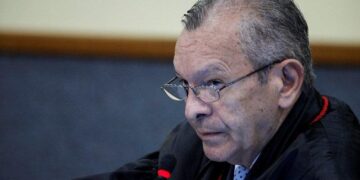 Desembargador aposentado Rafael Romano se entrega à polícia para cumprir 47 anos de prisão por estupro de neta