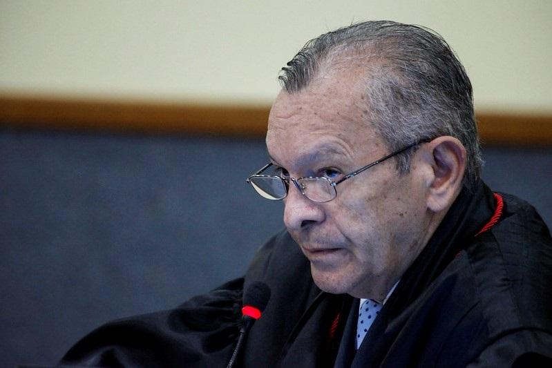 Desembargador aposentado Rafael Romano se entrega à polícia para cumprir 47 anos de prisão por estupro de neta