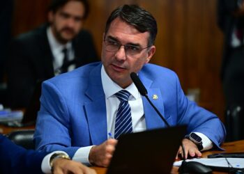 Polícia do Senado investiga postagem contra Flávio Bolsonaro que cita atentado de 2018