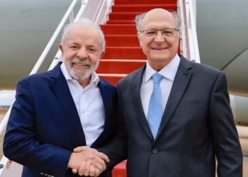 Lula confirma Alckmin como vice e sela saída de ministros para a disputa eleitoral