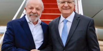 Lula confirma Alckmin como vice e sela saída de ministros para a disputa eleitoral