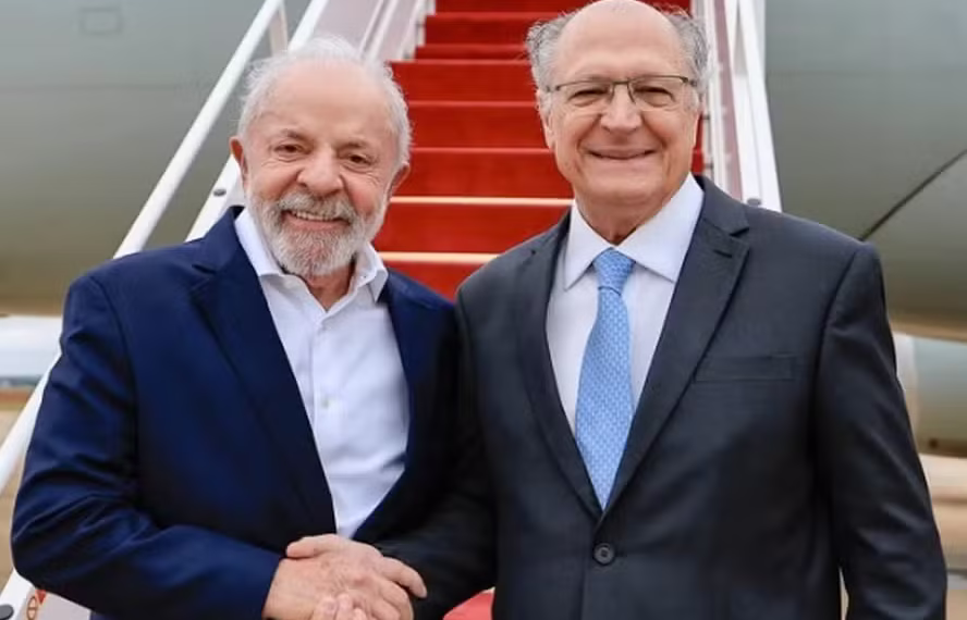 Lula confirma Alckmin como vice e sela saída de ministros para a disputa eleitoral