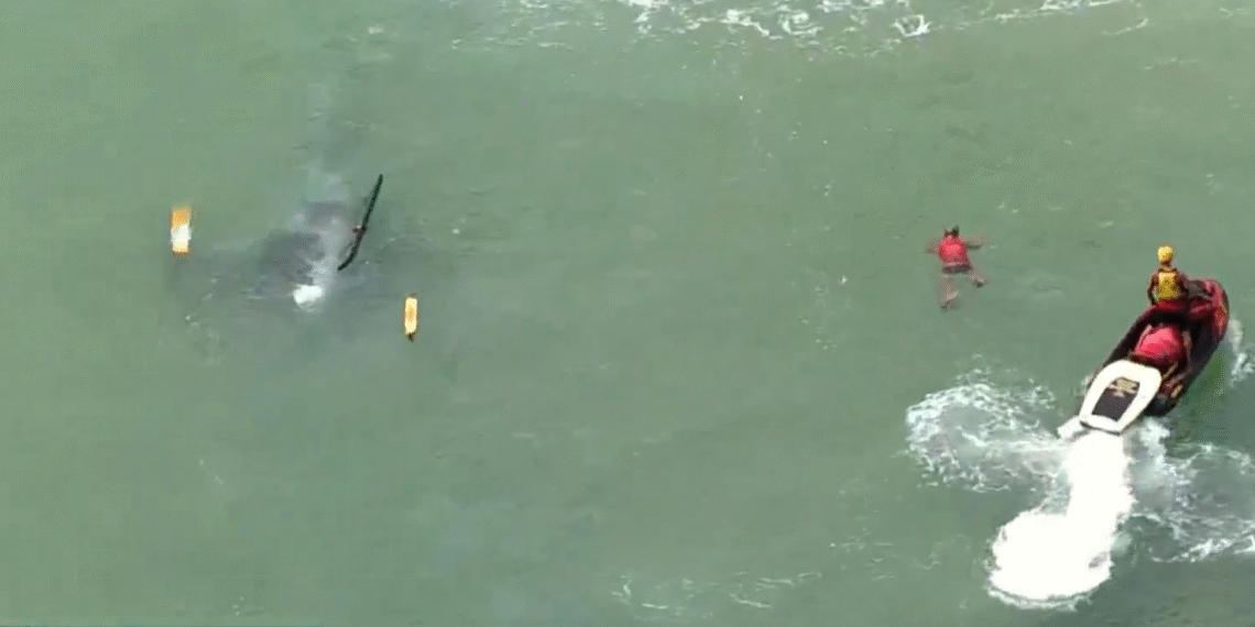 Helicóptero cai no mar da Barra da Tijuca e deixa três feridos