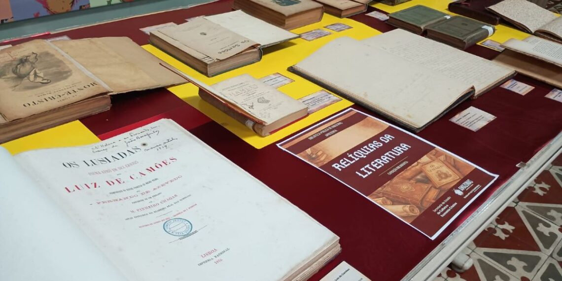 Biblioteca Pública expõe obras raras que sobreviveram a incêndio de 1945