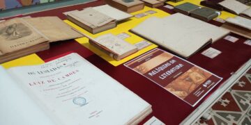 Biblioteca Pública expõe obras raras que sobreviveram a incêndio de 1945