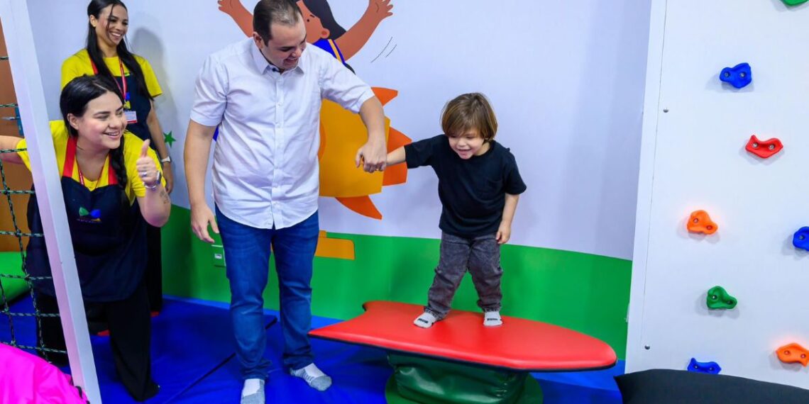 Roberto Cidade abre mês de conscientização sobre o autismo na Aleam com foco em políticas públicas