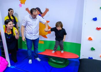 Roberto Cidade abre mês de conscientização sobre o autismo na Aleam com foco em políticas públicas