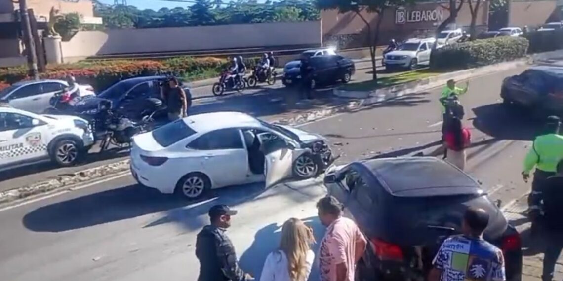 Colisão entre veículos causa incêndio e deixa quatro feridos na Efigênio Salles