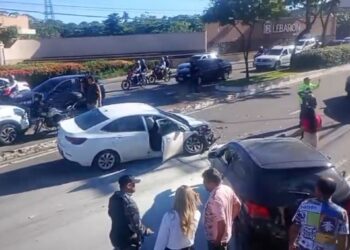 Colisão entre veículos causa incêndio e deixa quatro feridos na Efigênio Salles