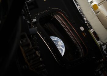 Missão Artemis II atinge metade do caminho rumo à Lua