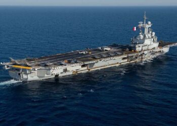 Marinha Francesa move porta-aviões Charles de Gaulle ao sul de Suez para operação no Estreito de Ormuz