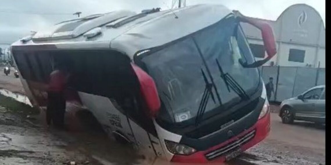 Ônibus cai em buraco, expõe crise e vira denúncia no TCE-AM