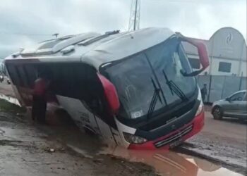 Ônibus cai em buraco, expõe crise e vira denúncia no TCE-AM