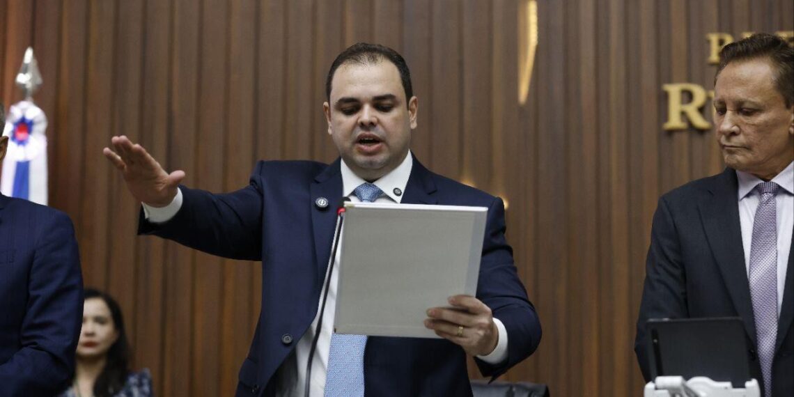 Roberto Cidade toma posse como governador do Amazonas e elenca saúde e segurança como prioridades